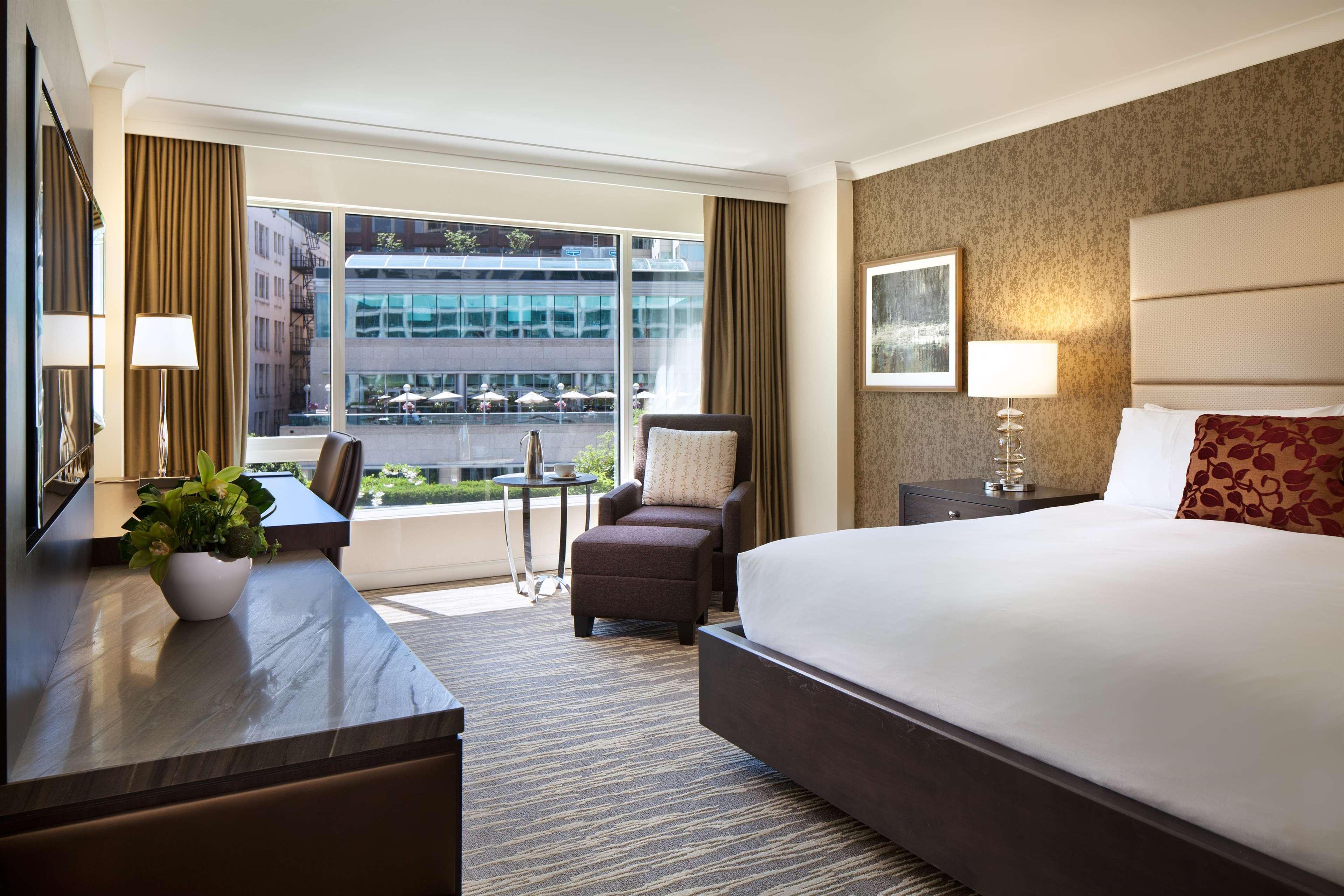 Fairmont Waterfront Hotel Vancouver Kültér fotó A guest room at the Four Seasons Hotel