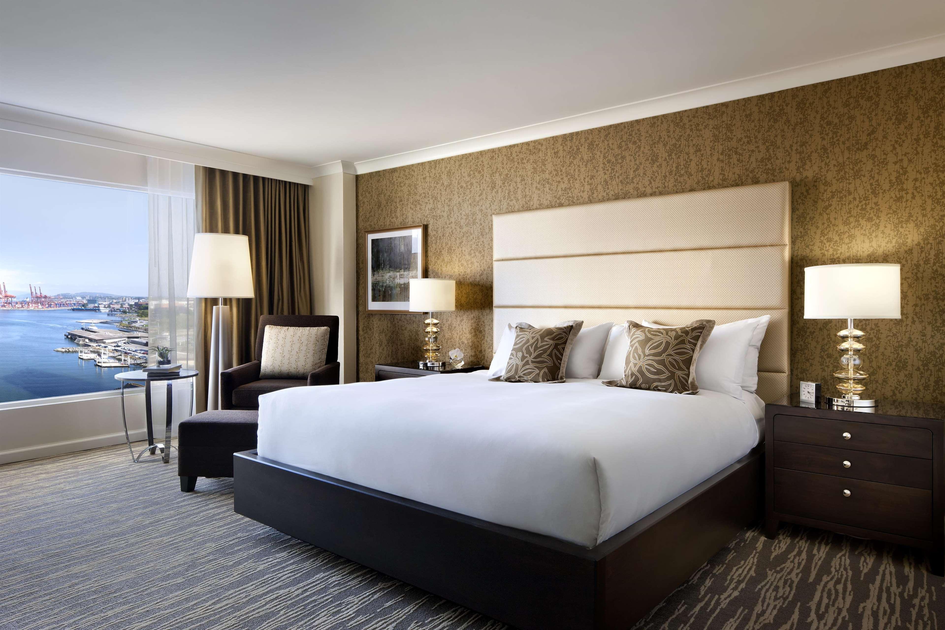 Fairmont Waterfront Hotel Vancouver Kültér fotó A guest room at the Hilton San Diego Bayfront