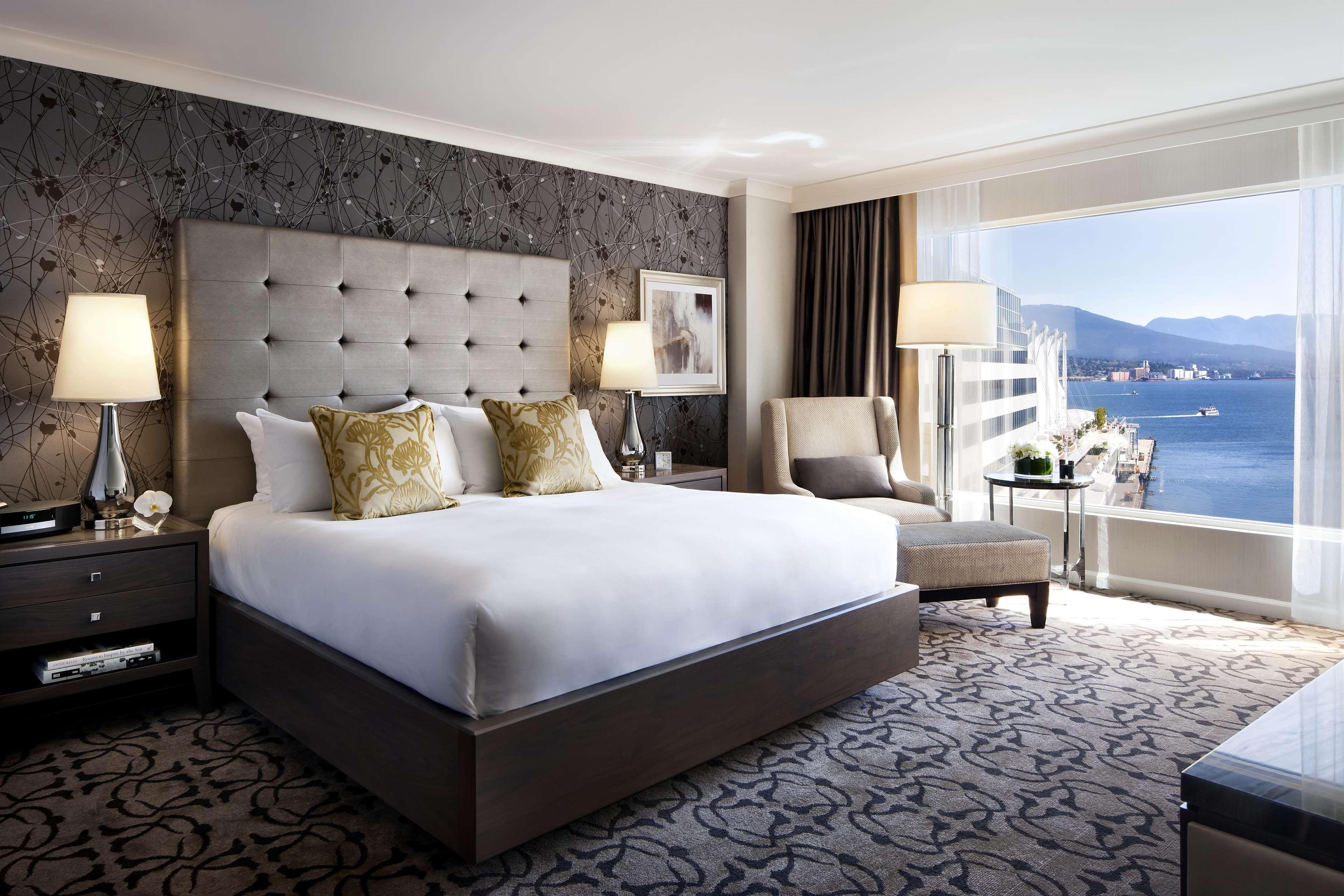 Fairmont Waterfront Hotel Vancouver Kültér fotó A guest room at The Shore Club