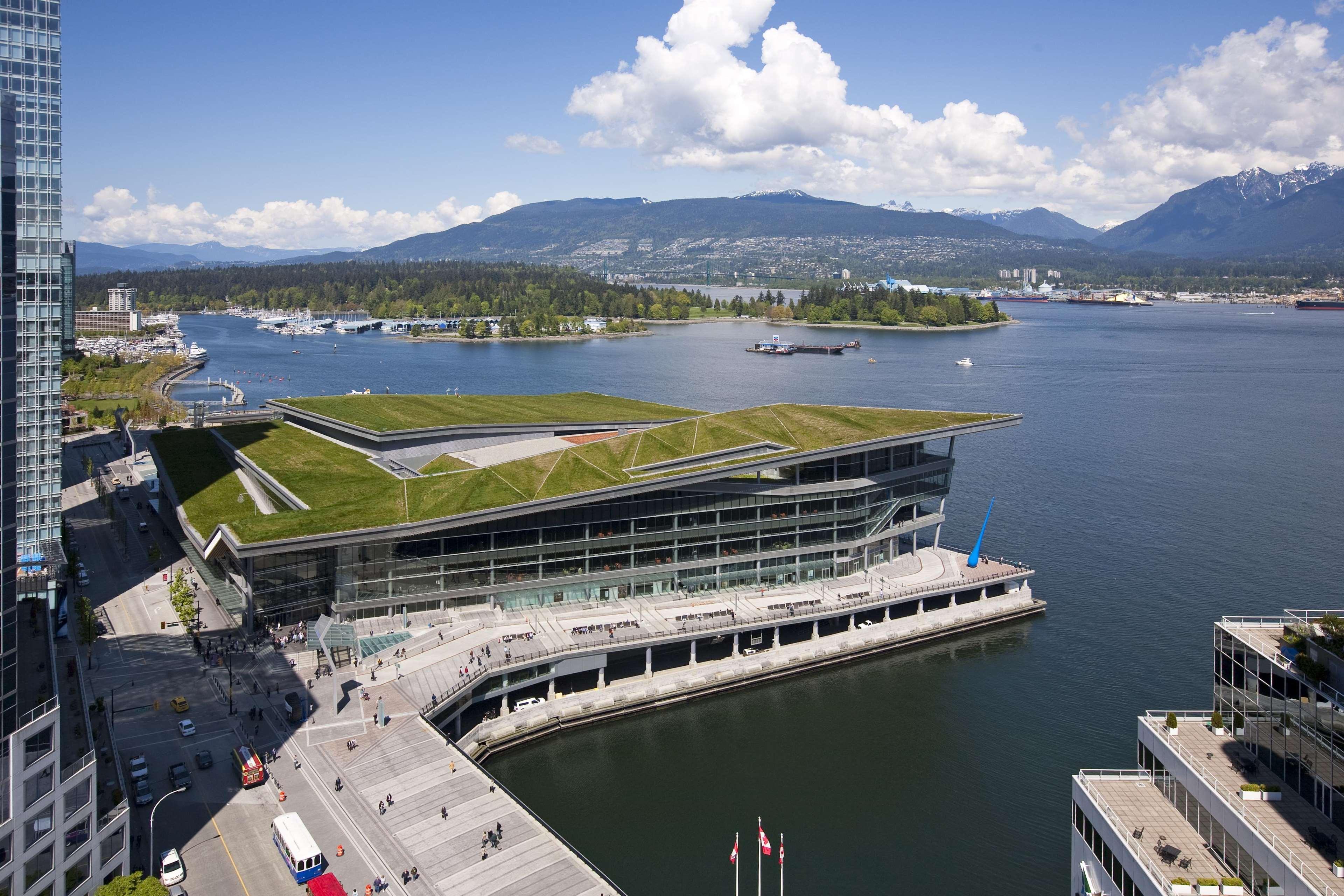 Fairmont Waterfront Hotel Vancouver Kültér fotó The Canada Place building, the main terminal of the airport