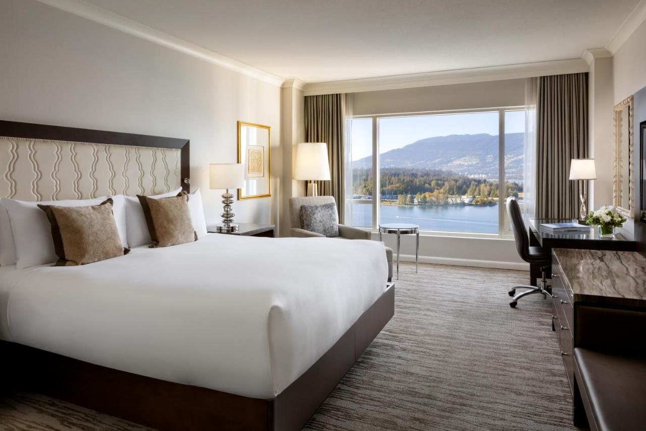 Fairmont Waterfront Hotel Vancouver Kültér fotó A guest room at the Fairmont Hotel Vancouver