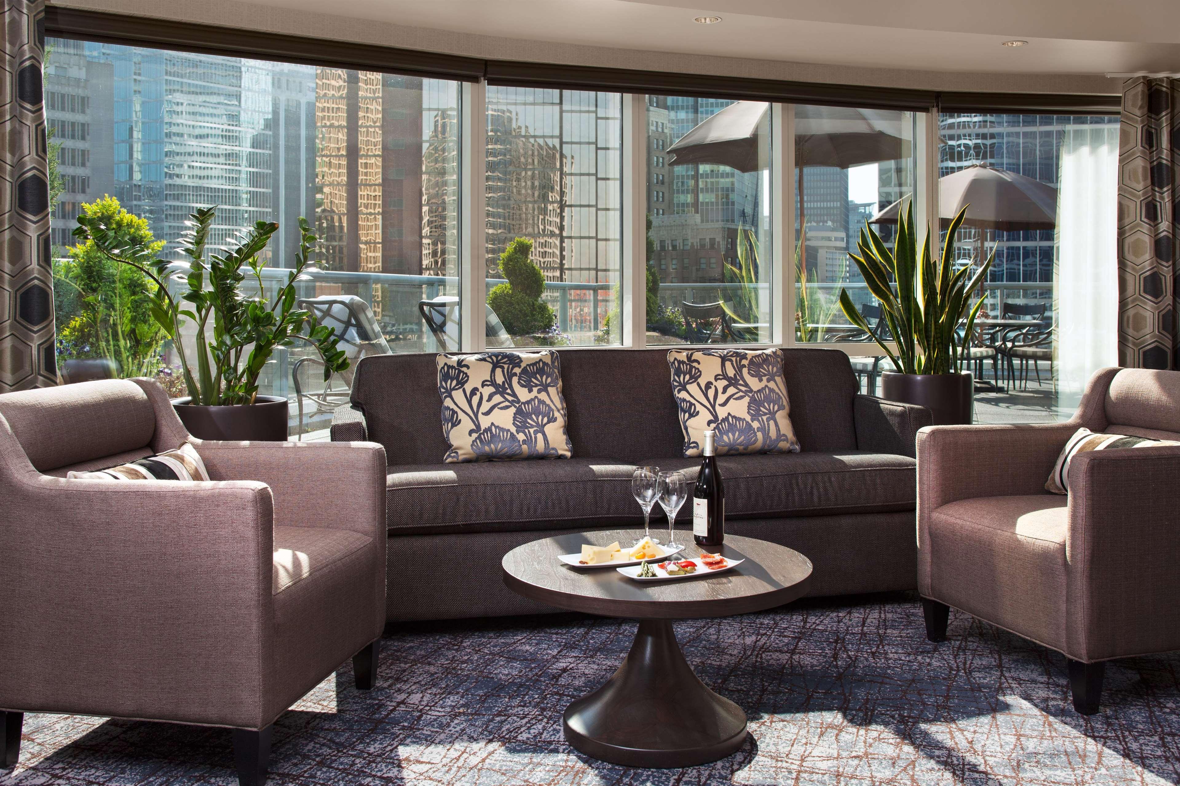 Fairmont Waterfront Hotel Vancouver Kültér fotó The Club Lounge at the Ritz-Carlton, Hong Kong
