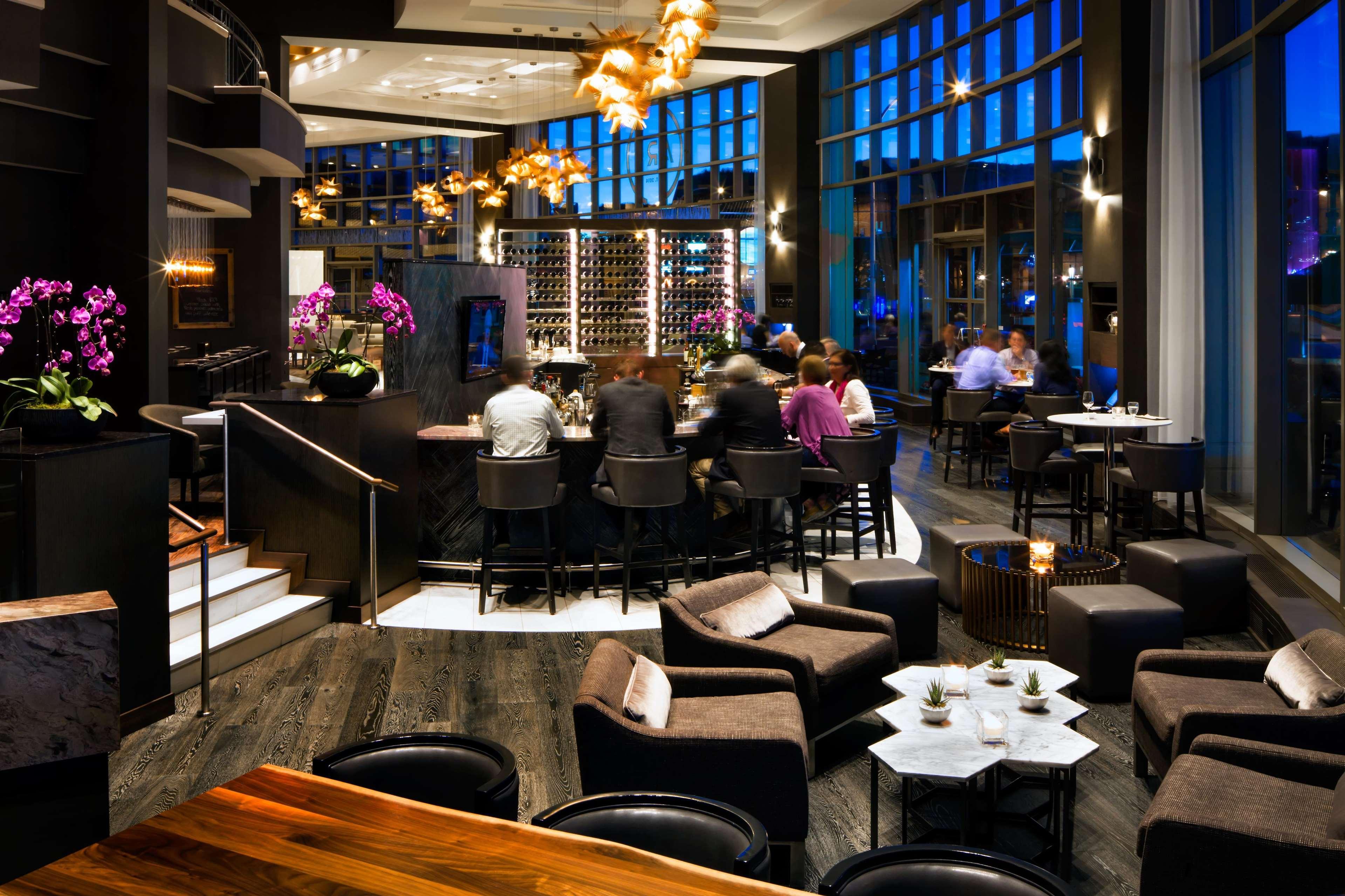 Fairmont Waterfront Hotel Vancouver Kültér fotó The bar at the 19th floor