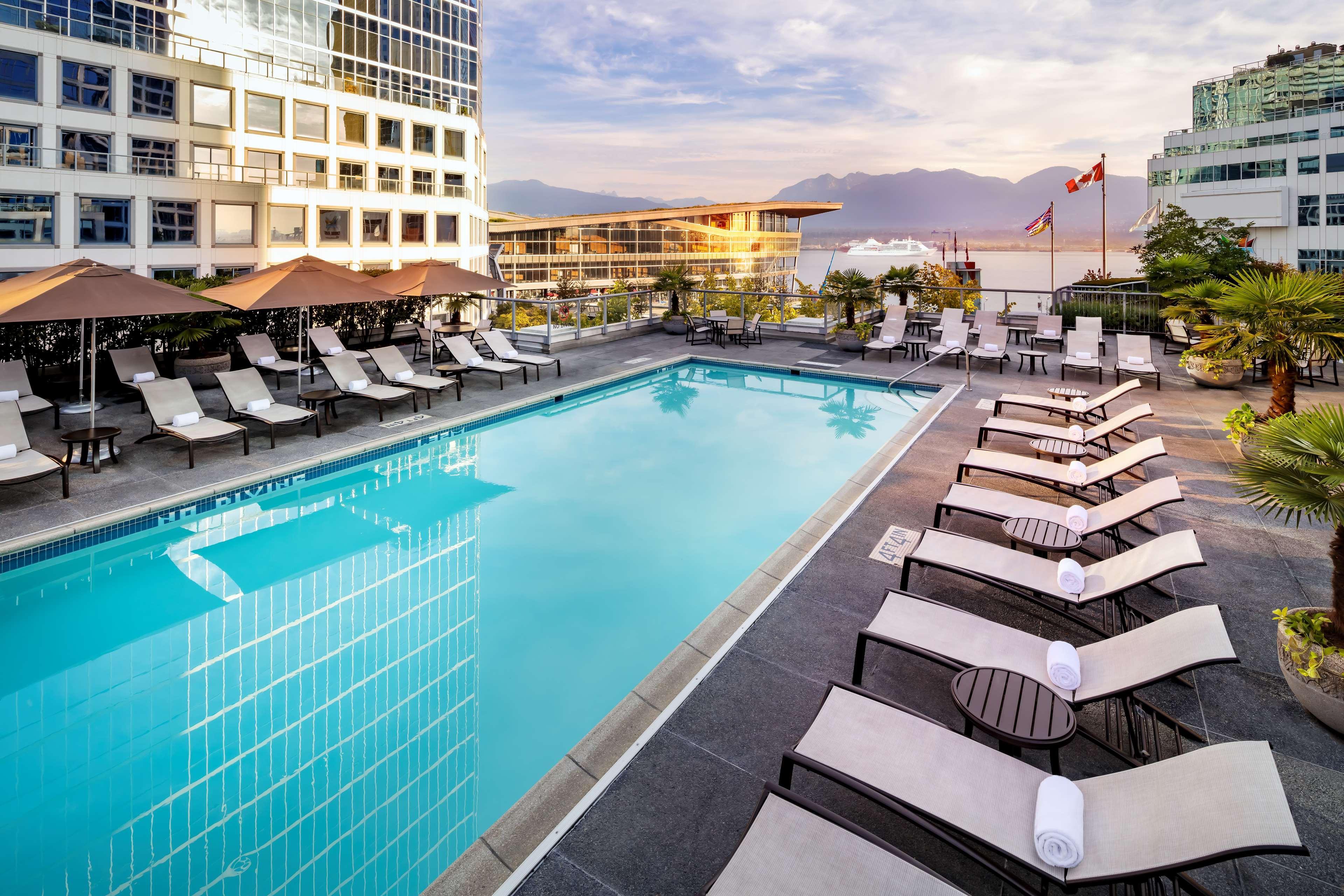 Fairmont Waterfront Hotel Vancouver Kültér fotó The pool at the Hotel Arts