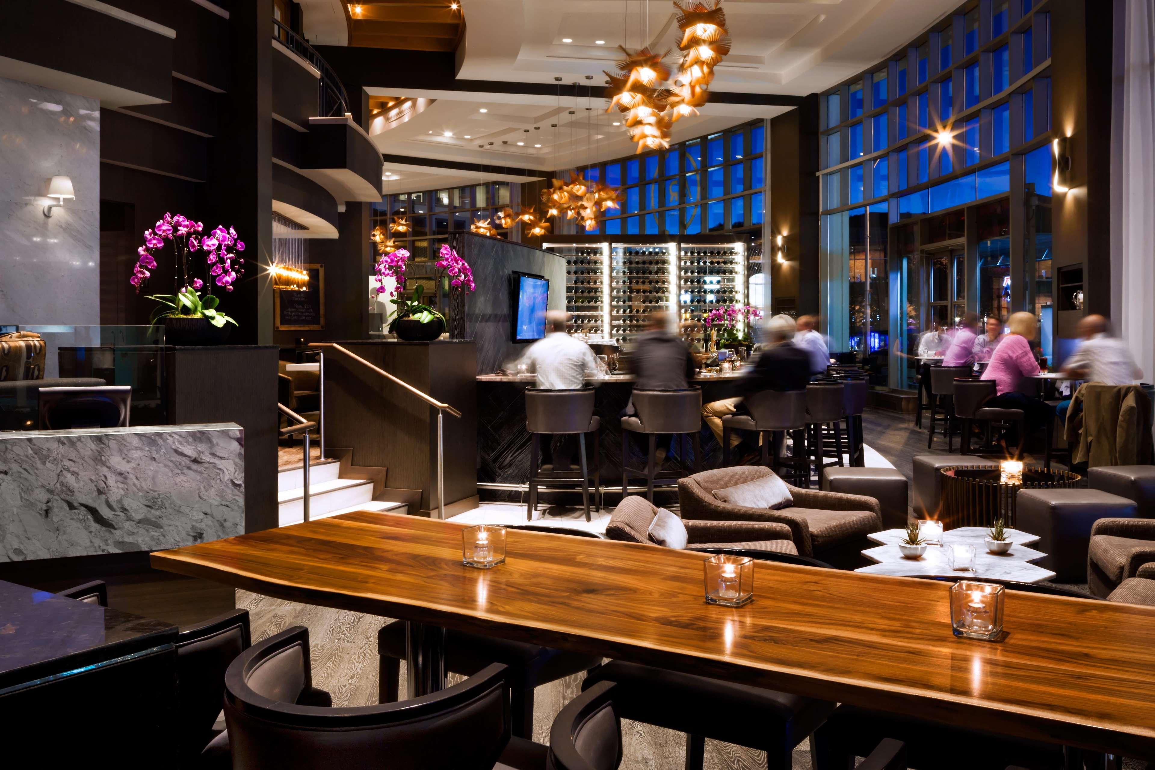 Fairmont Waterfront Hotel Vancouver Kültér fotó The bar at the restaurant