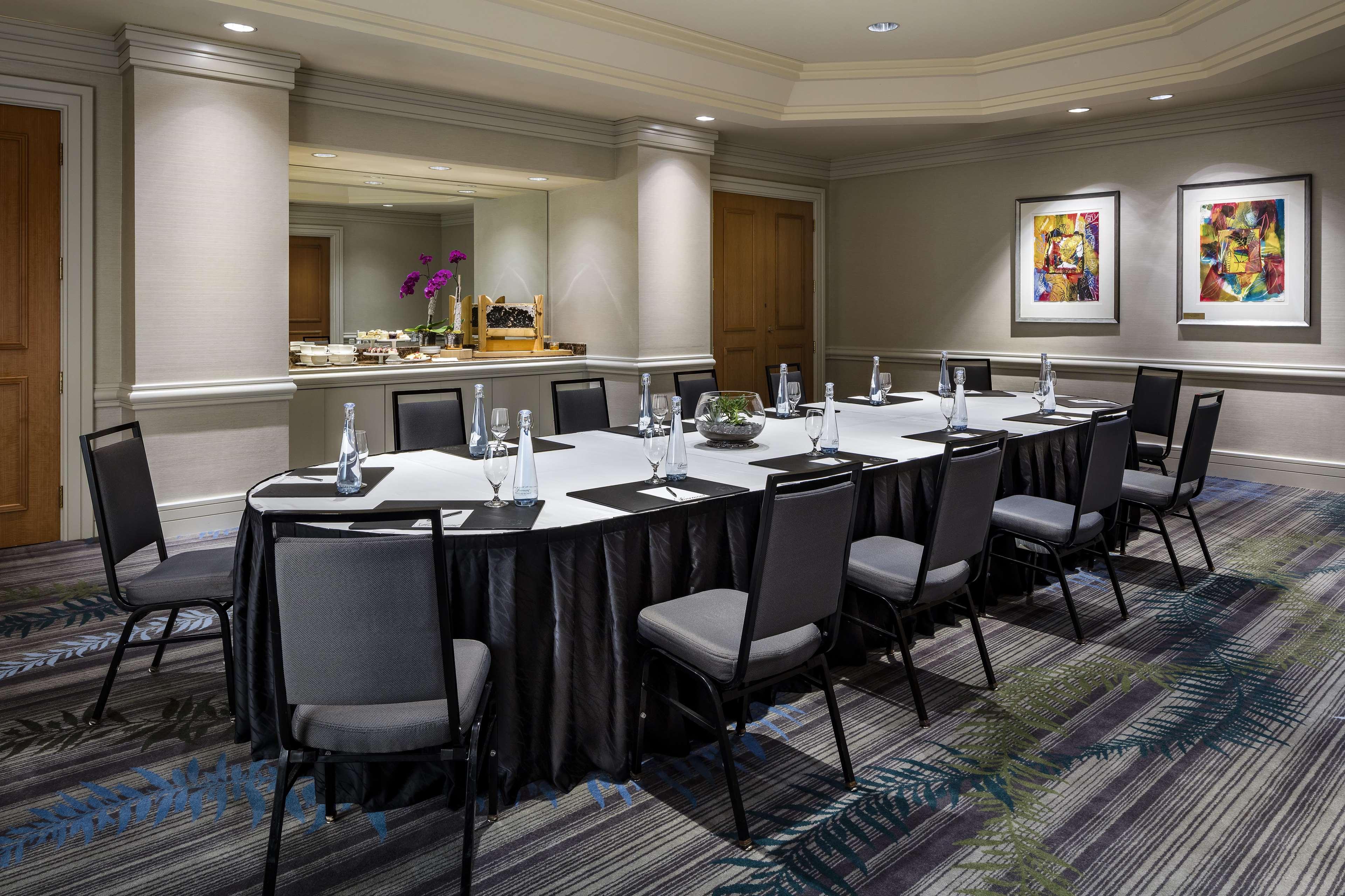 Fairmont Waterfront Hotel Vancouver Kültér fotó A boardroom at a hotel