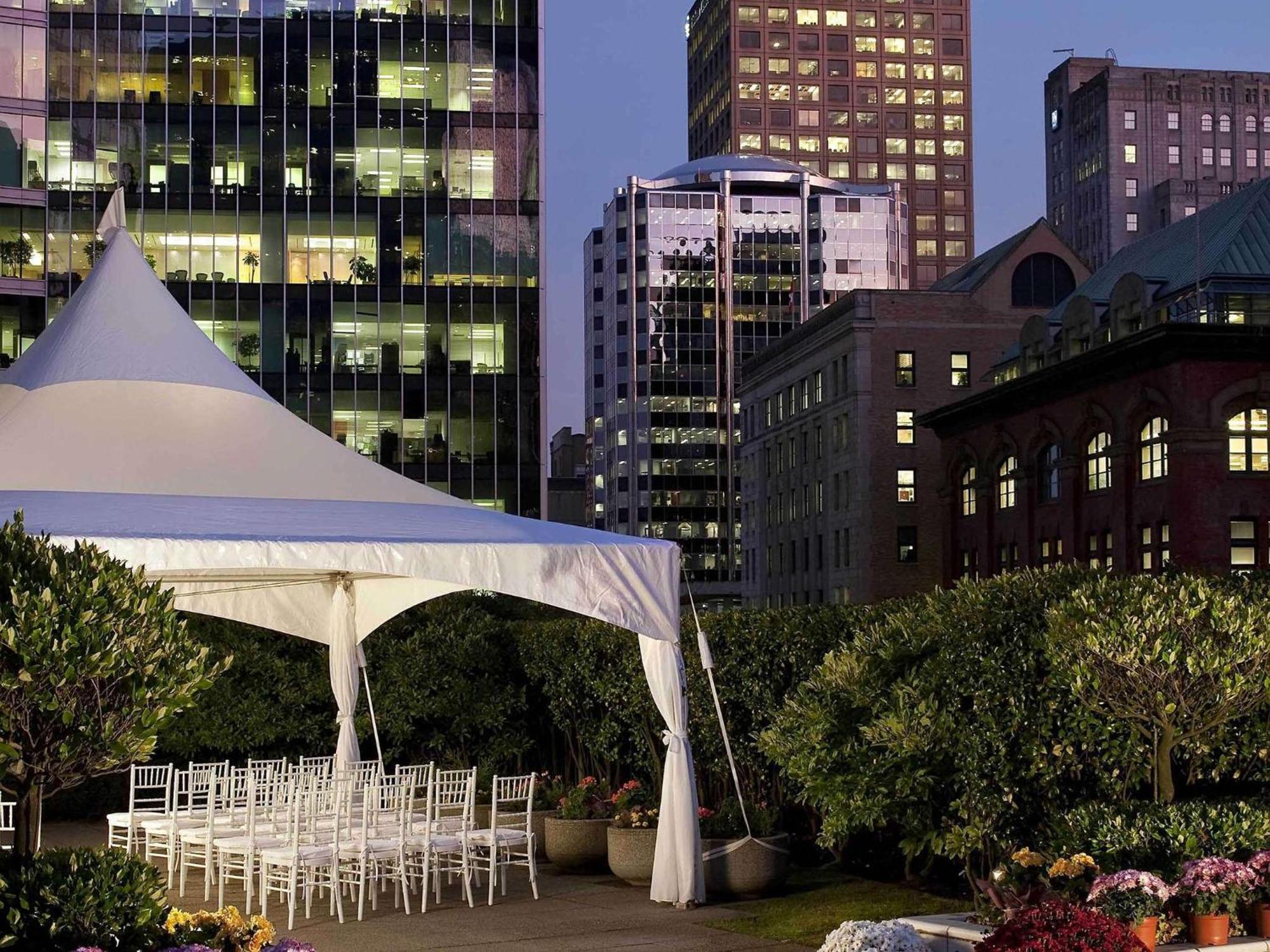 Fairmont Waterfront Hotel Vancouver Kültér fotó The Garden at Night