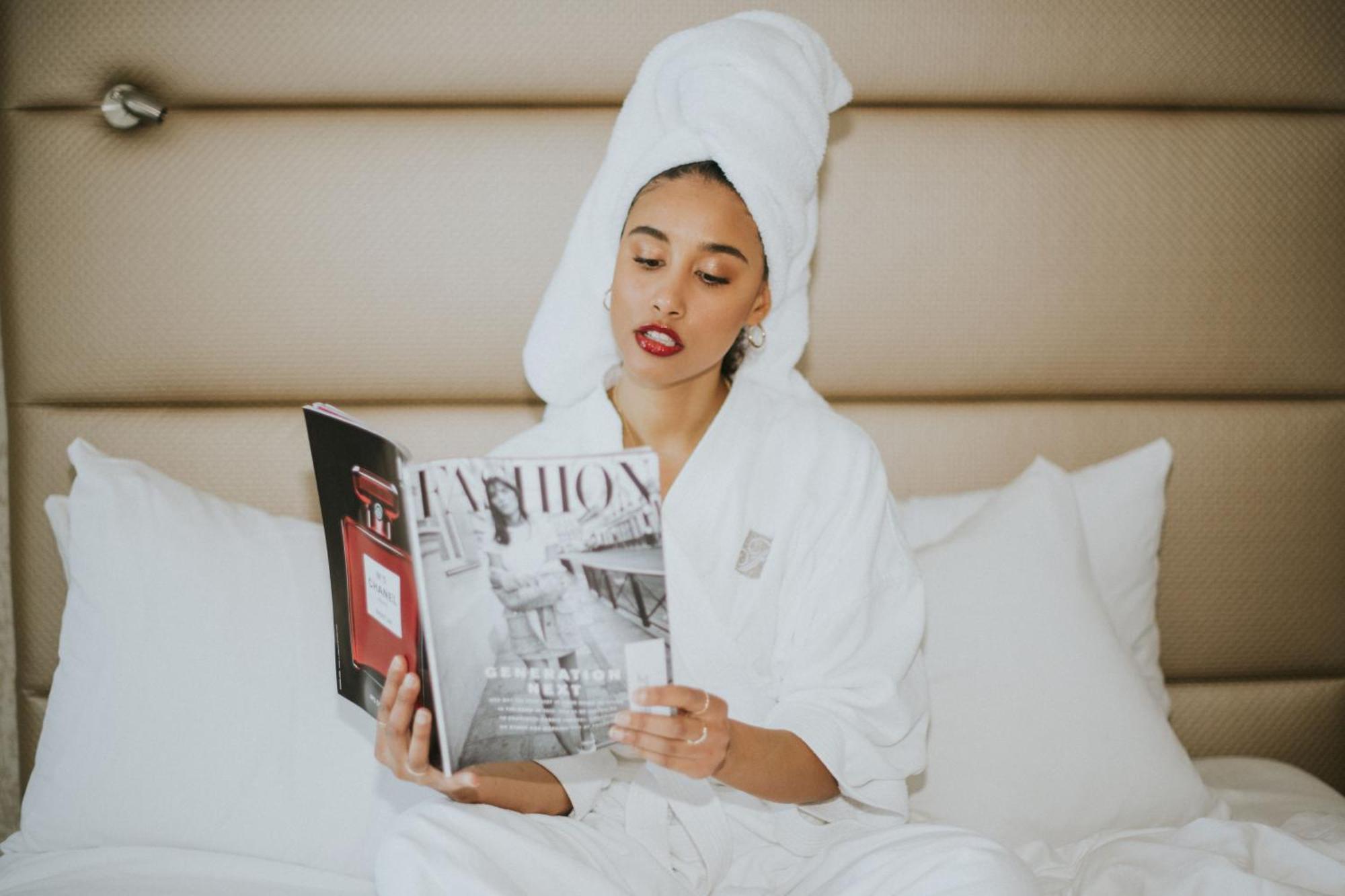 Fairmont Waterfront Hotel Vancouver Kültér fotó A woman wearing a bathrobe