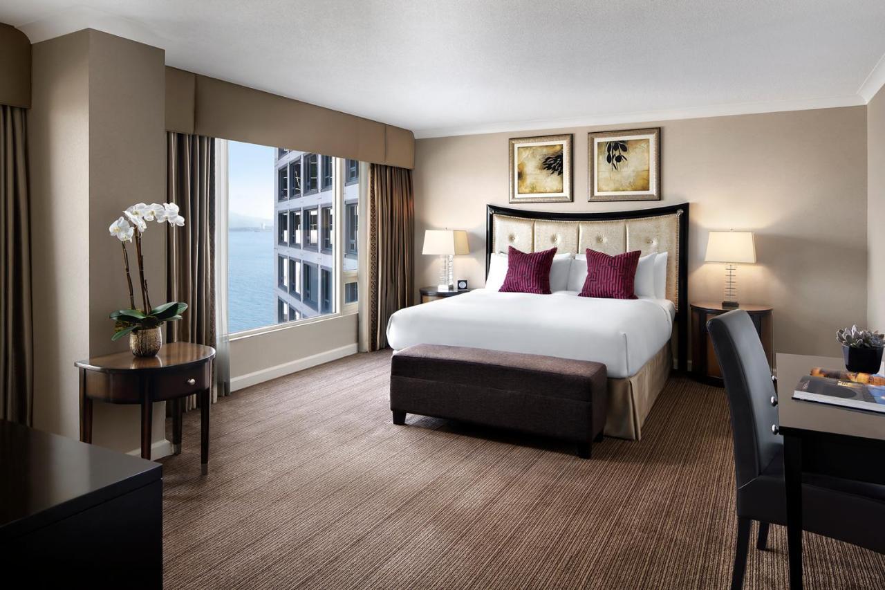 Fairmont Waterfront Hotel Vancouver Kültér fotó A guest room at the Four Seasons Hotel