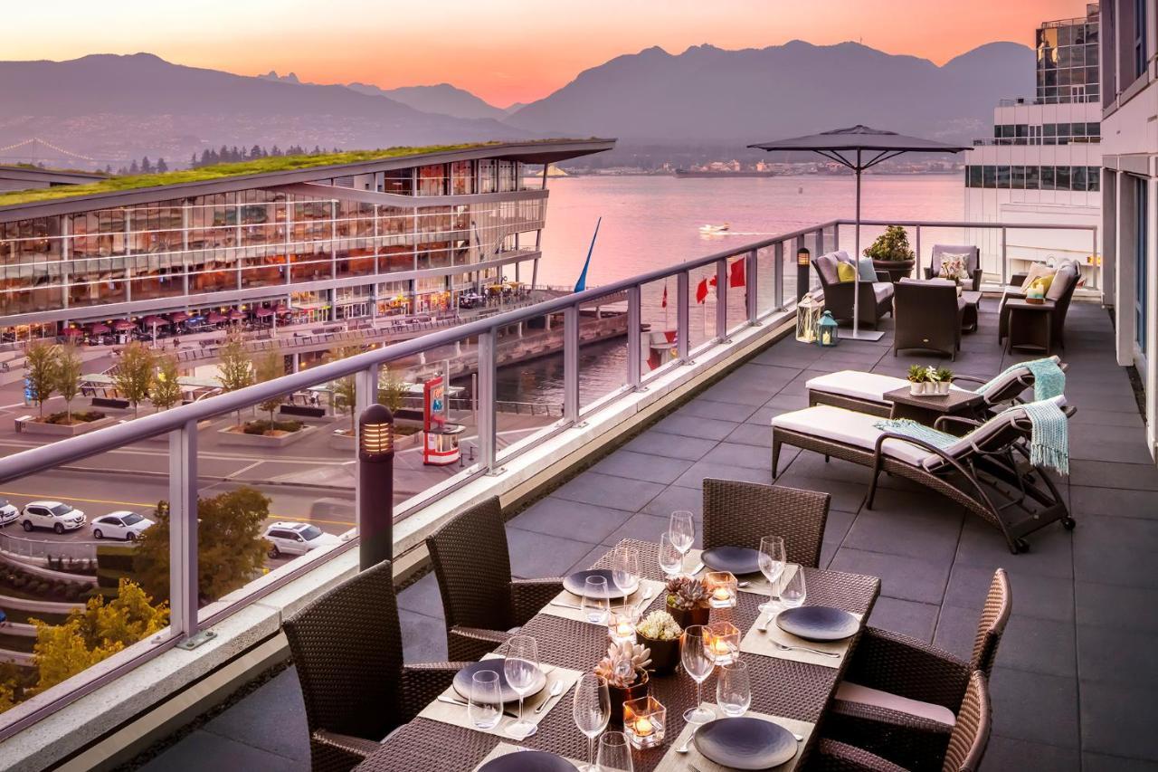 Fairmont Waterfront Hotel Vancouver Kültér fotó The rooftop patio at the Hotel Arts