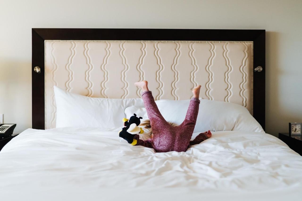 Fairmont Waterfront Hotel Vancouver Kültér fotó A child playing with a plush toy