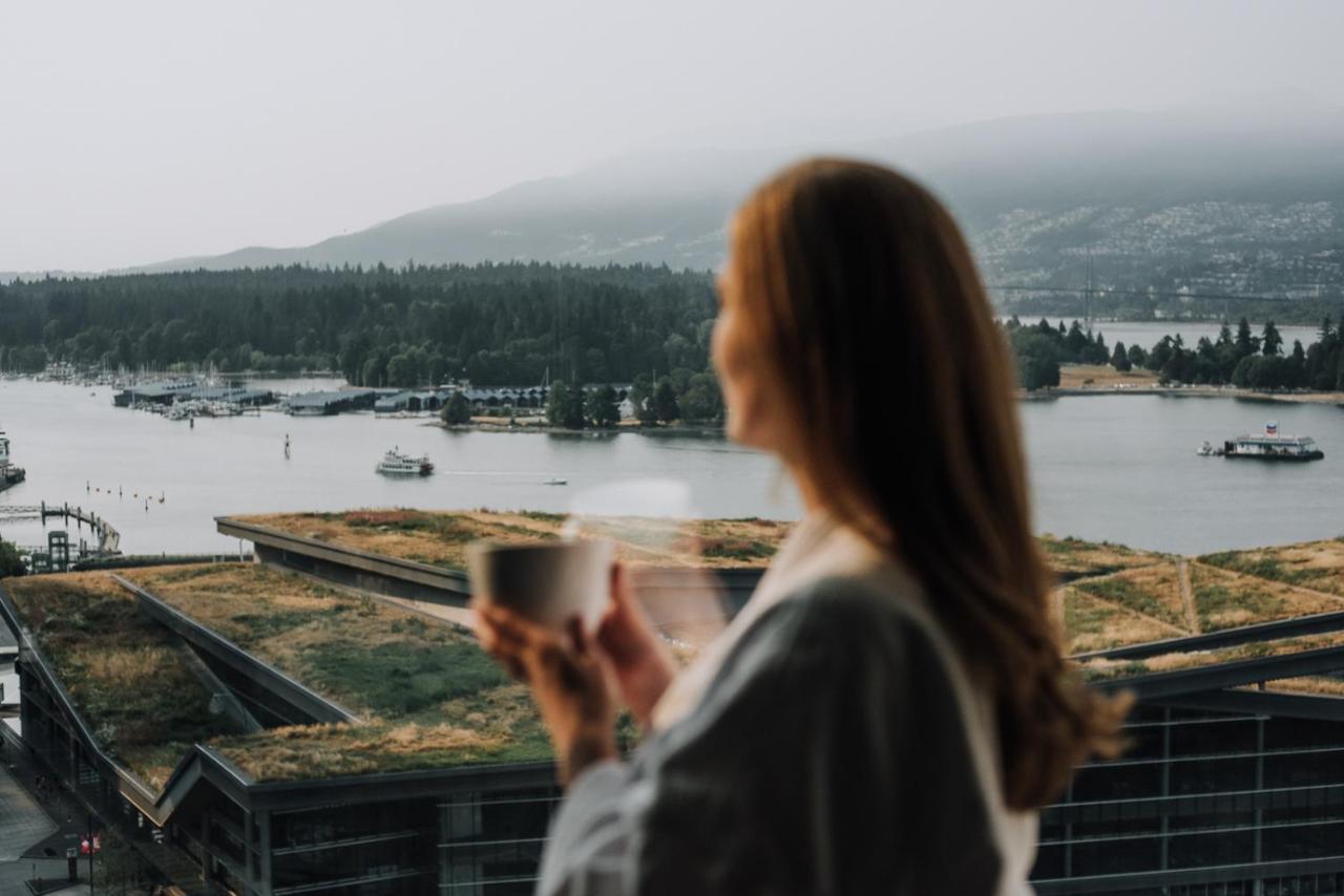Fairmont Waterfront Hotel Vancouver Kültér fotó A woman drinking coffee
