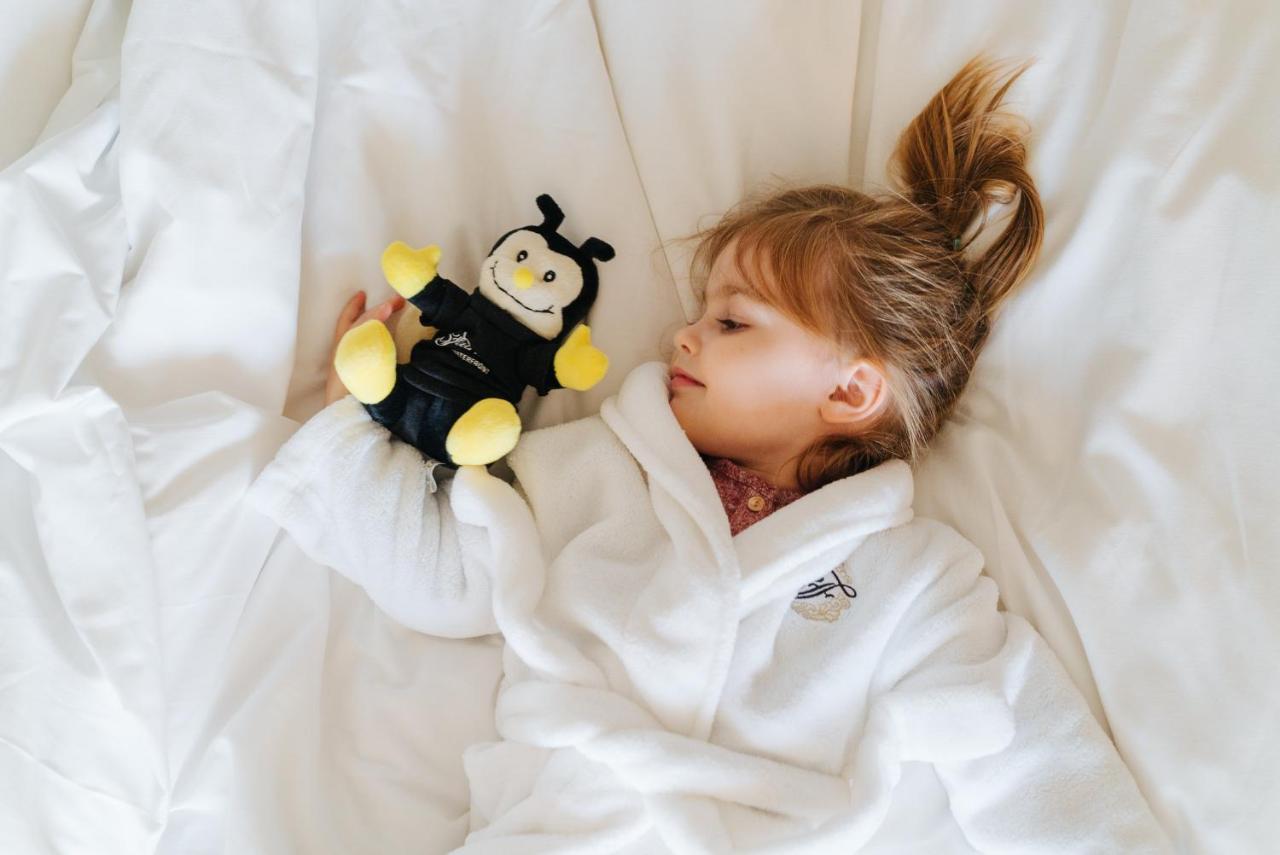 Fairmont Waterfront Hotel Vancouver Kültér fotó A child wearing a bathrobe