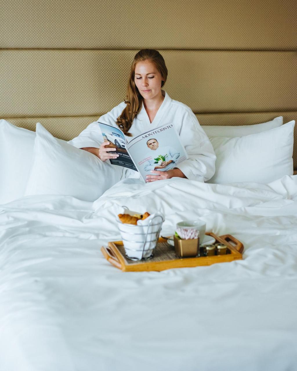 Fairmont Waterfront Hotel Vancouver Kültér fotó A woman in a bathrobe