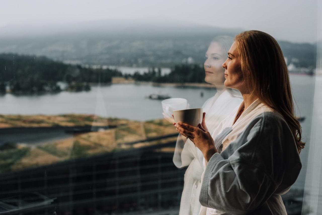 Fairmont Waterfront Hotel Vancouver Kültér fotó A woman wearing a bathrobe