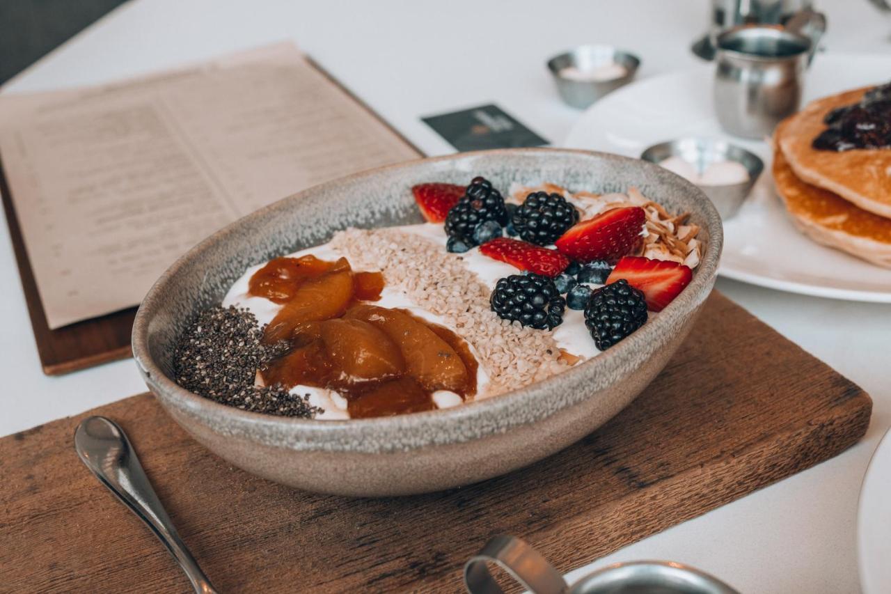 Fairmont Waterfront Hotel Vancouver Kültér fotó Chia pudding with fruit